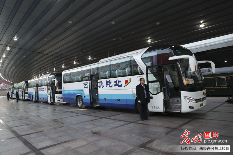 十三届全国人大一次会议黑龙江代表团抵京