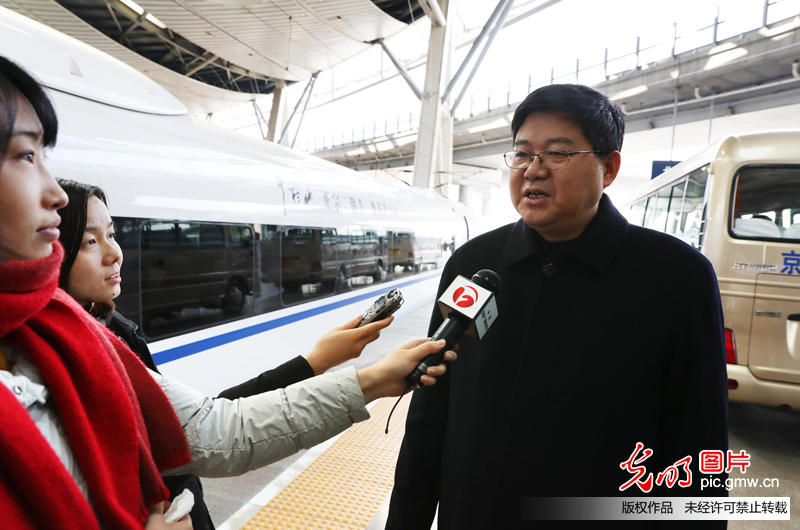 十三届全国人大一次会议安徽代表团抵京