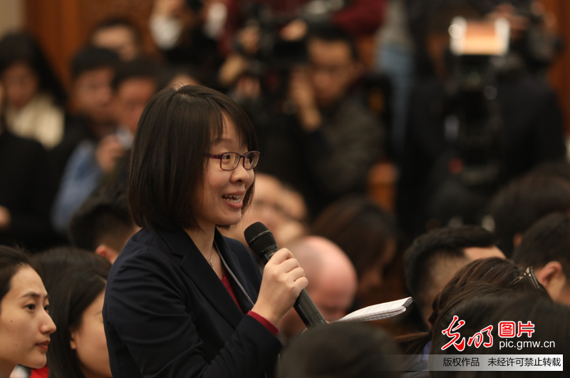 十三届全国人大一次会议举行新闻发布会
