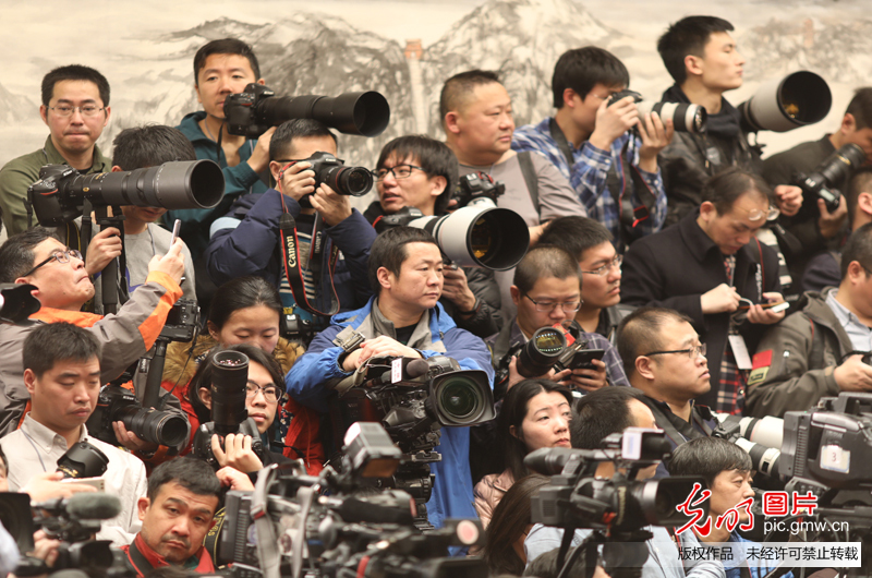 十三届全国人大一次会议举行新闻发布会