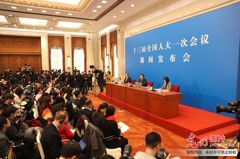 十三届全国人大一次会议举行新闻发布会