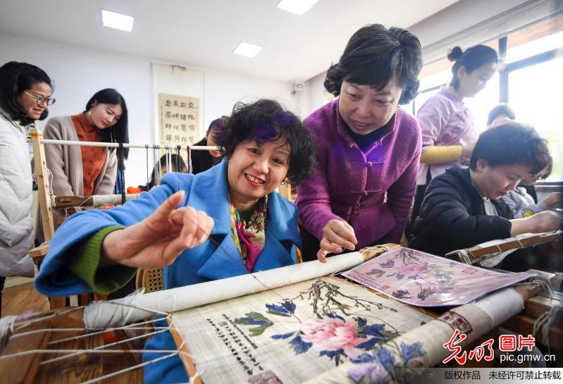 【光明图刊】喜迎三八妇女节