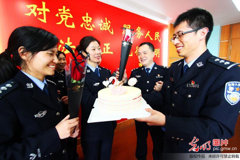 【光明图刊】喜迎三八妇女节