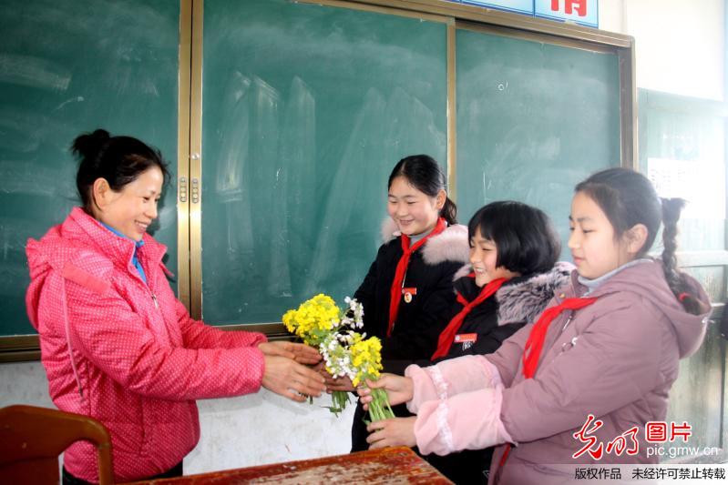 【光明图刊】喜迎三八妇女节