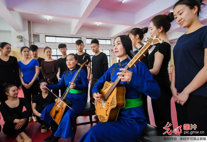 呼和浩特：文艺轻骑兵进校园 与高校学子交流互动