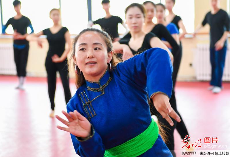 呼和浩特：文艺轻骑兵进校园 与高校学子交流互动