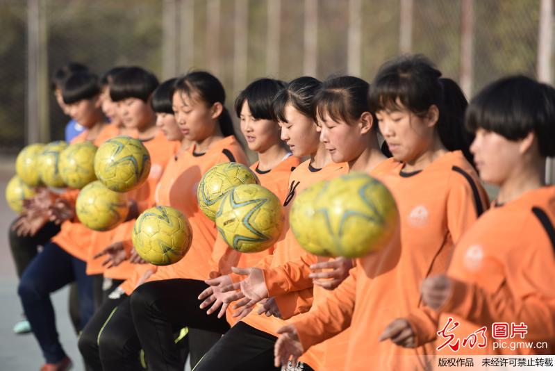 山东郯城一中女足出征世界中学生足球锦标赛