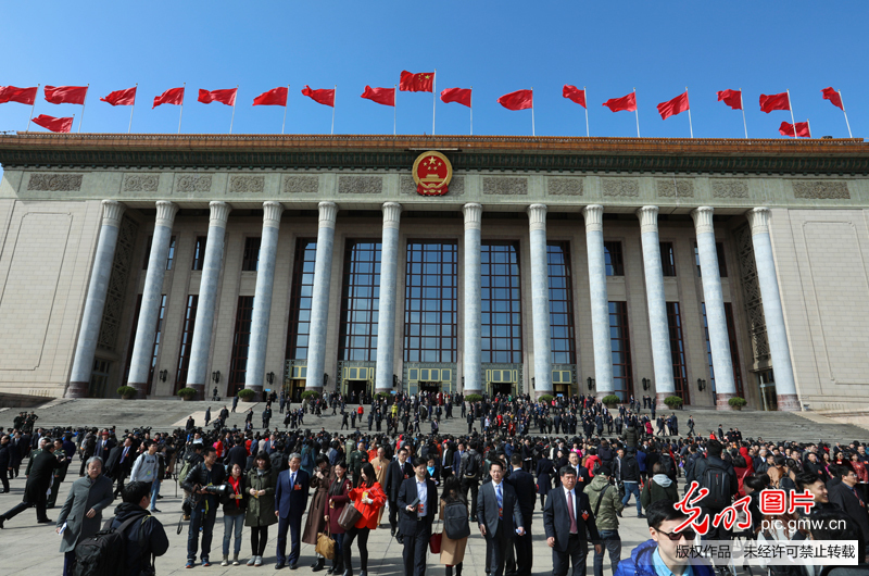 全国政协十三届一次会议闭幕