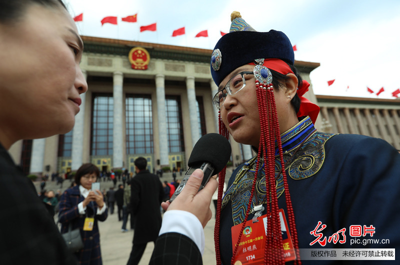 全国政协十三届一次会议闭幕