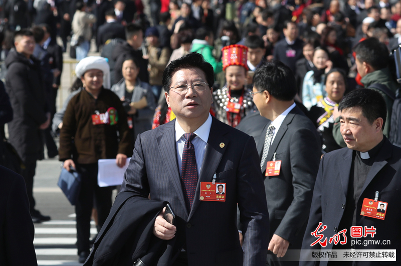 全国政协十三届一次会议闭幕