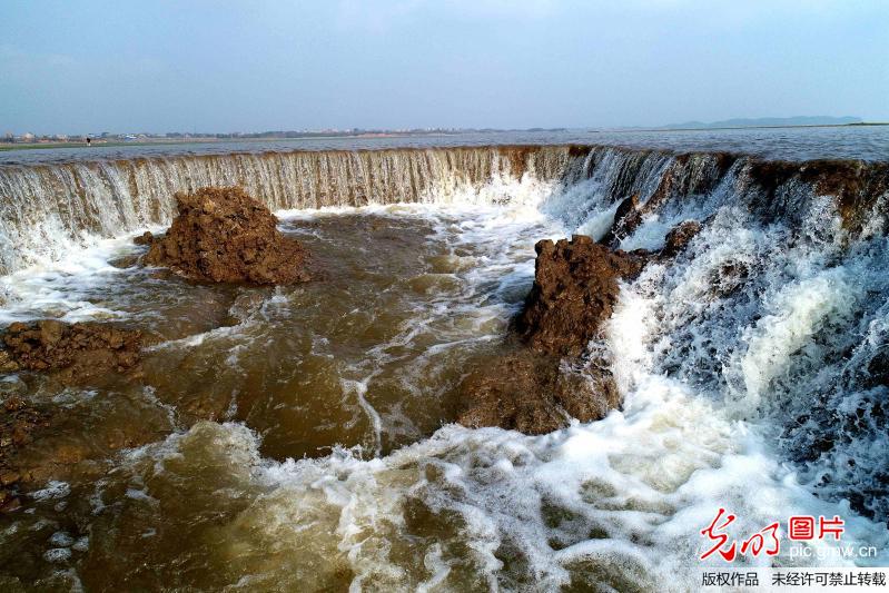 中国最大淡水湖——鄱阳湖湿地出现瀑布奇观