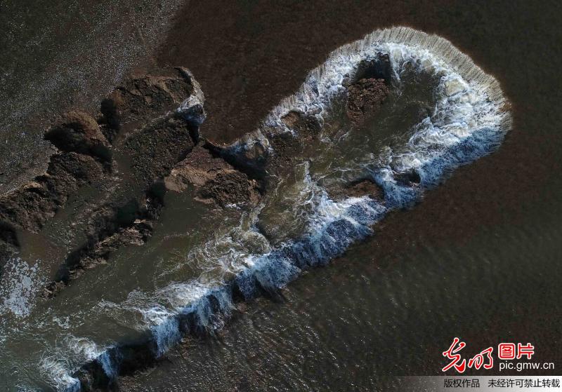 中国最大淡水湖——鄱阳湖湿地出现瀑布奇观