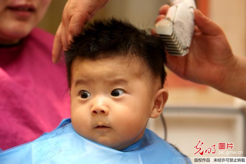 【光明图刊】农历“二月二”萌娃“剃龙头”