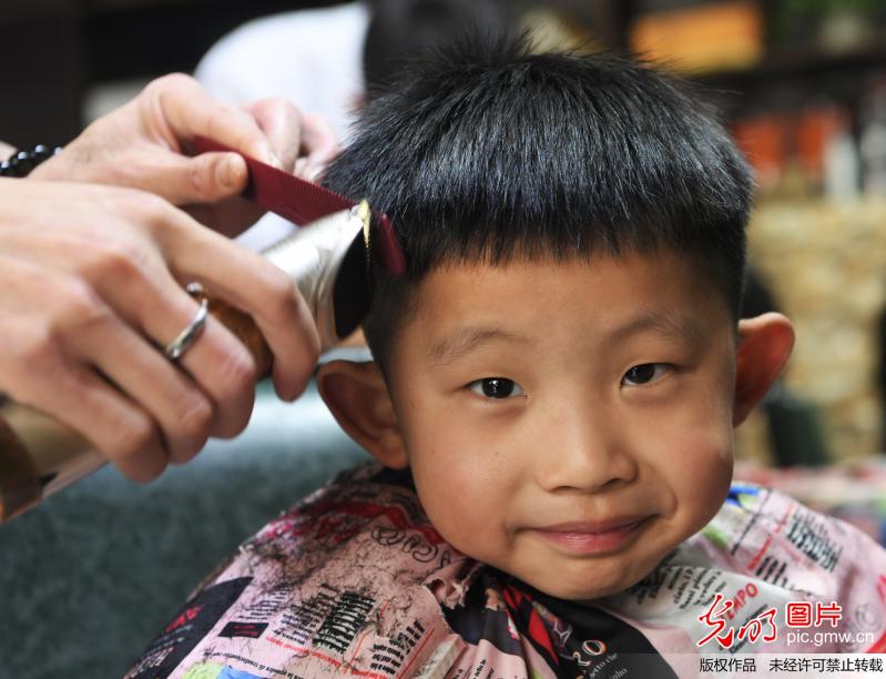 【光明图刊】农历“二月二”萌娃“剃龙头”