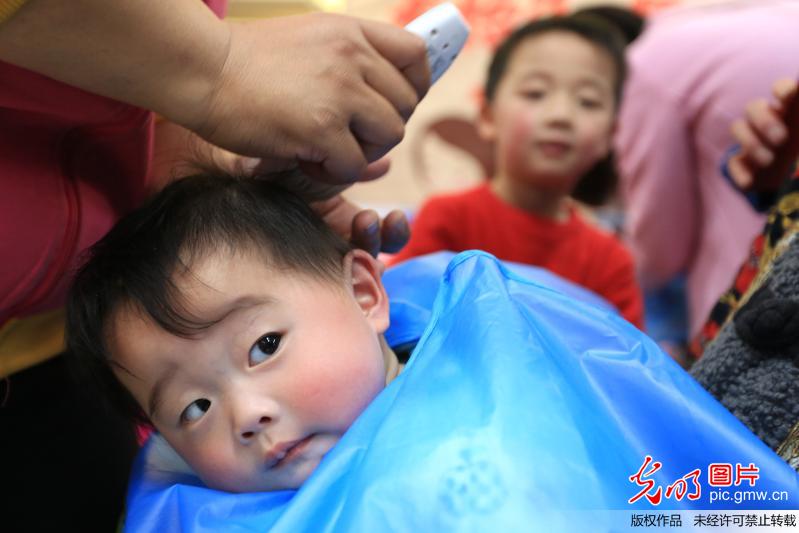 【光明图刊】农历“二月二”萌娃“剃龙头”