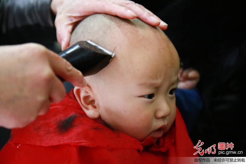 【光明图刊】农历“二月二”萌娃“剃龙头”