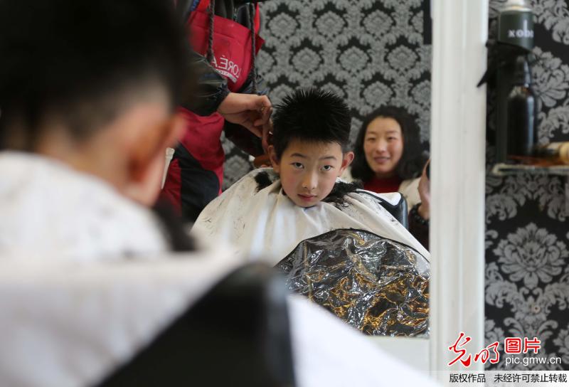 【光明图刊】农历“二月二”萌娃“剃龙头”