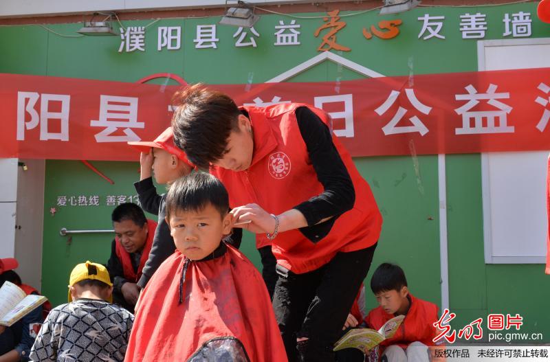 【光明图刊】农历“二月二”萌娃“剃龙头”