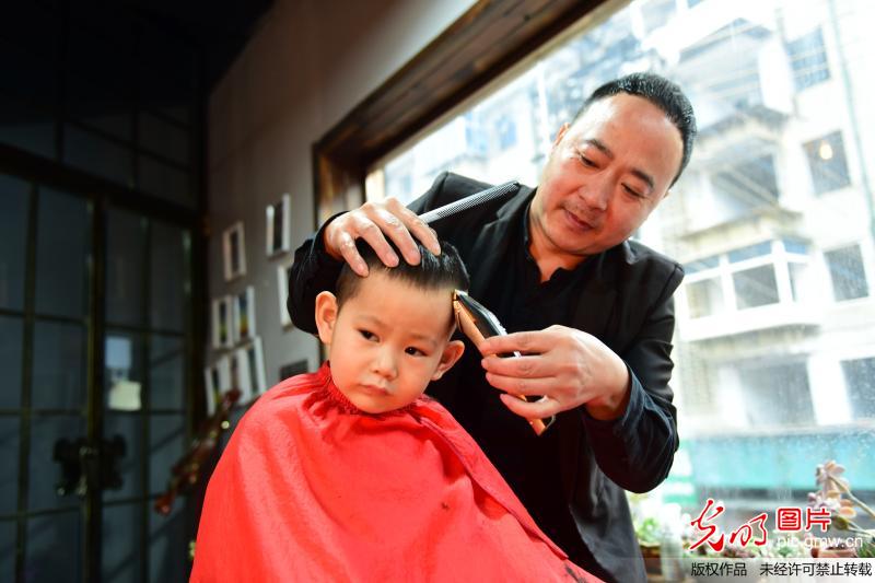 【光明图刊】农历“二月二”萌娃“剃龙头”