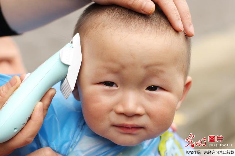 【光明图刊】农历“二月二”萌娃“剃龙头”