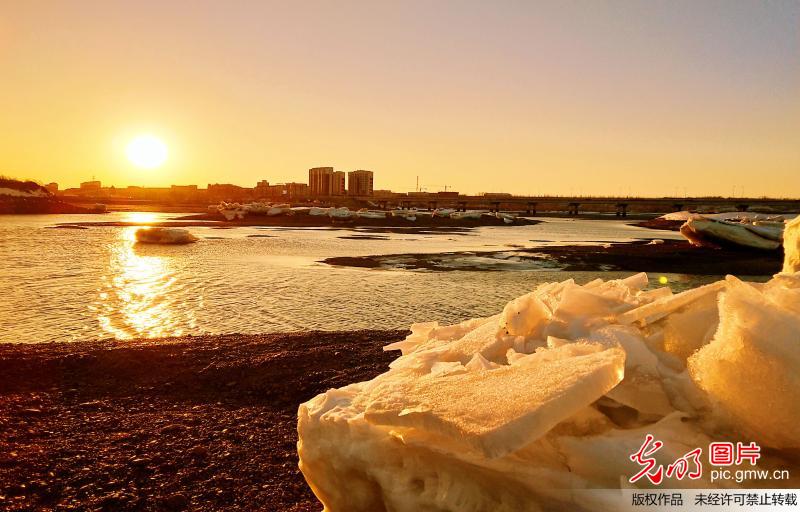 内蒙古：嫩江冰景巧夺天工