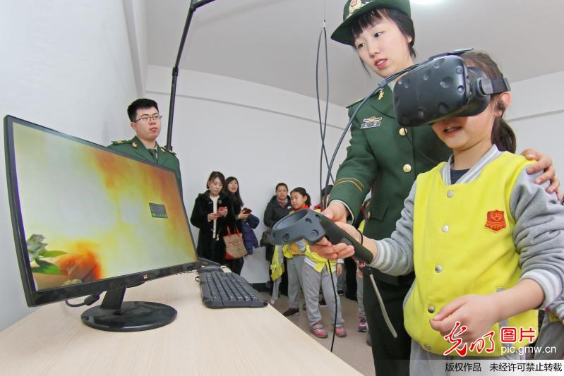 小学生探秘消防队 迎接“安全教育日”