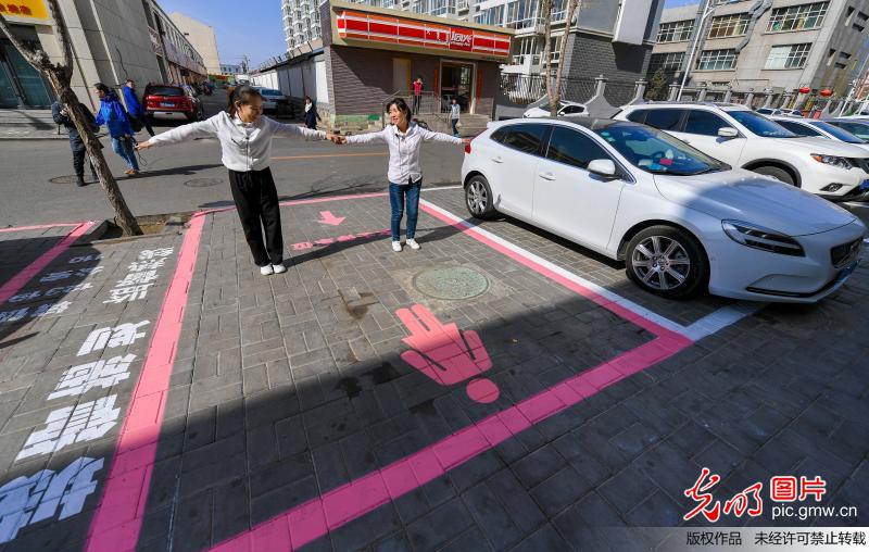 呼和浩特街头现加大号“女士停车位 粉色标线萌萌哒