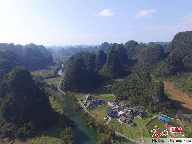 广西罗城：治理石漠化 石山披绿装