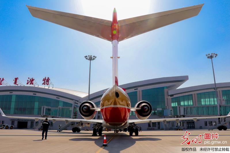ARJ21-700飞机内蒙古首航