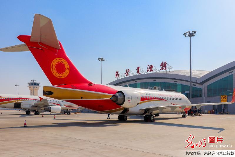 ARJ21-700飞机内蒙古首航