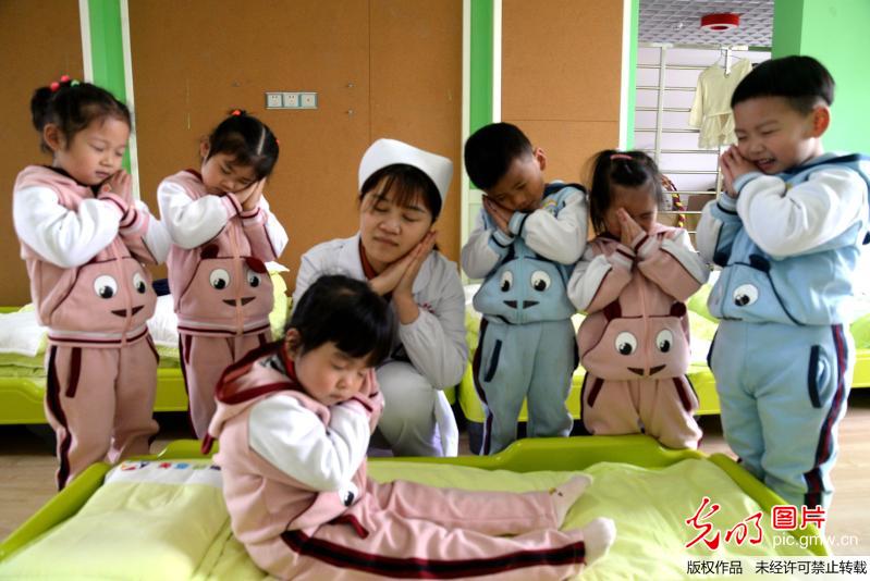 【光明图刊】世界睡眠日 娃娃学睡眠