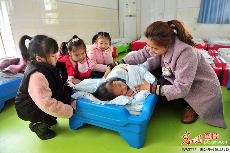 【光明图刊】世界睡眠日 娃娃学睡眠