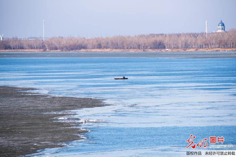 松花江开江 半江春水半江寒冰