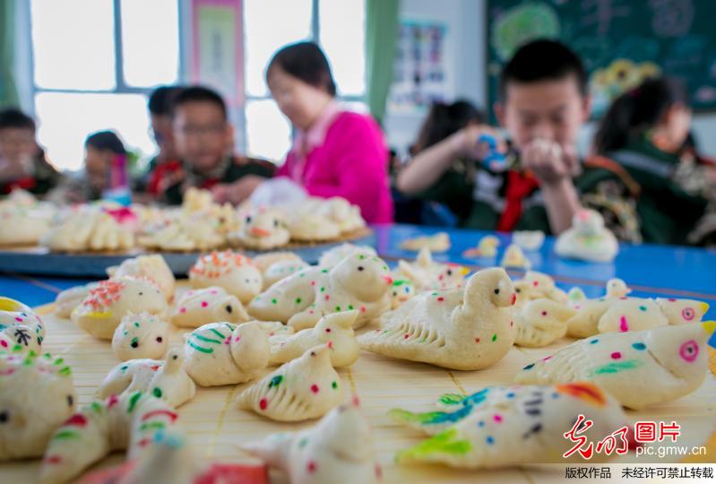 师生制作“寒燕”迎清明