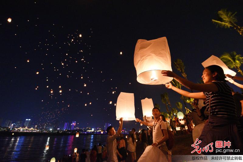 西双版纳万人齐放孔明灯庆泼水节