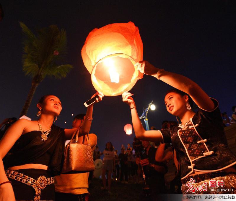 西双版纳万人齐放孔明灯庆泼水节