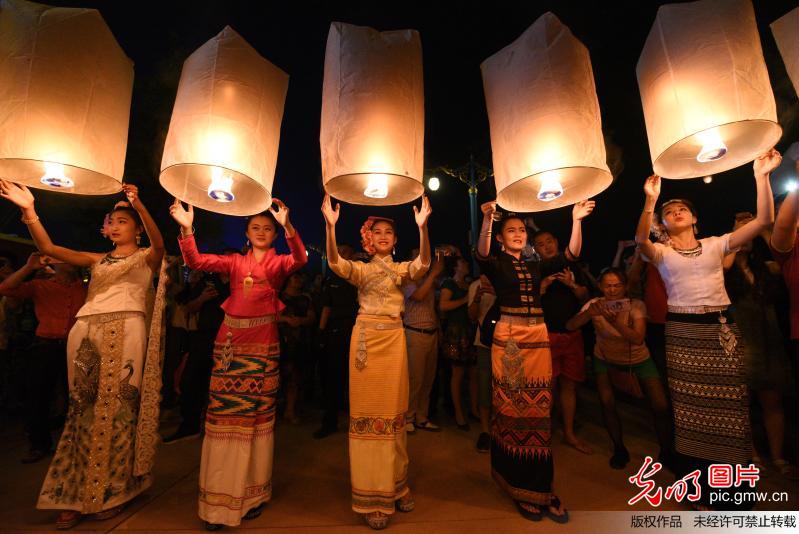 西双版纳万人齐放孔明灯庆泼水节