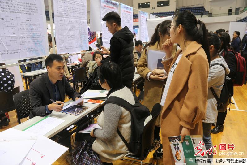 郑州高校举办毕业生招聘会现场人头攒动