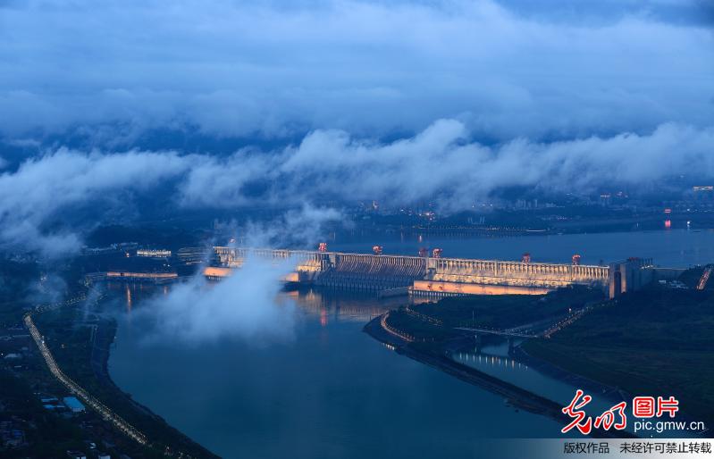 雾绕三峡美如画