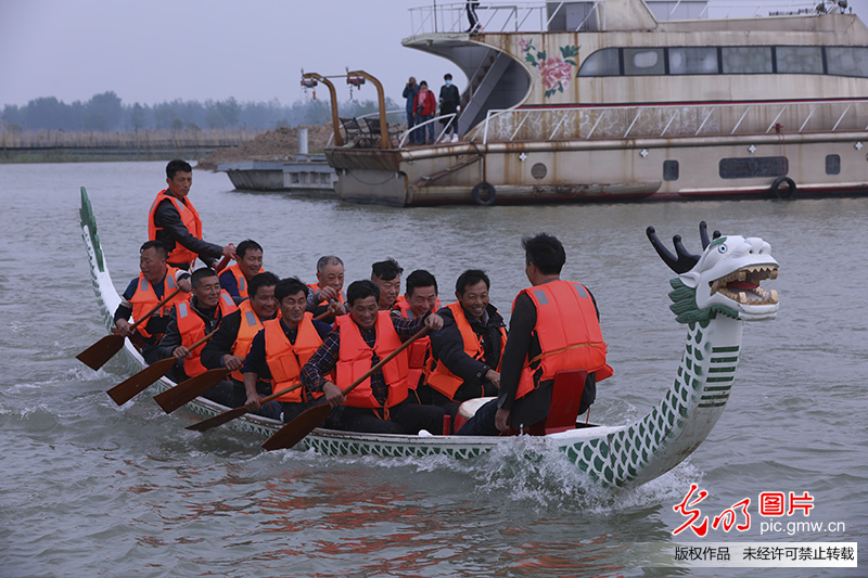 江苏洪泽：牡丹花开游客来