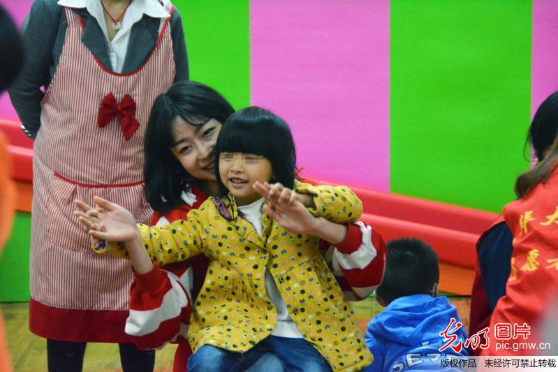 南华大学青年志愿者关爱特殊儿童