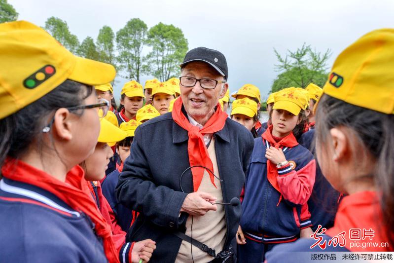 中科院院士向小学生普及地质学知识