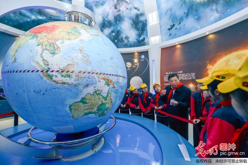 中科院院士向小学生普及地质学知识