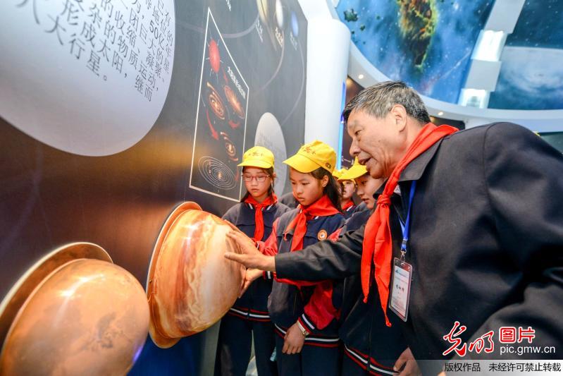 中科院院士向小学生普及地质学知识