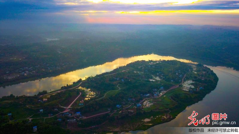 四川华蓥贫困村变身“渠江画廊”