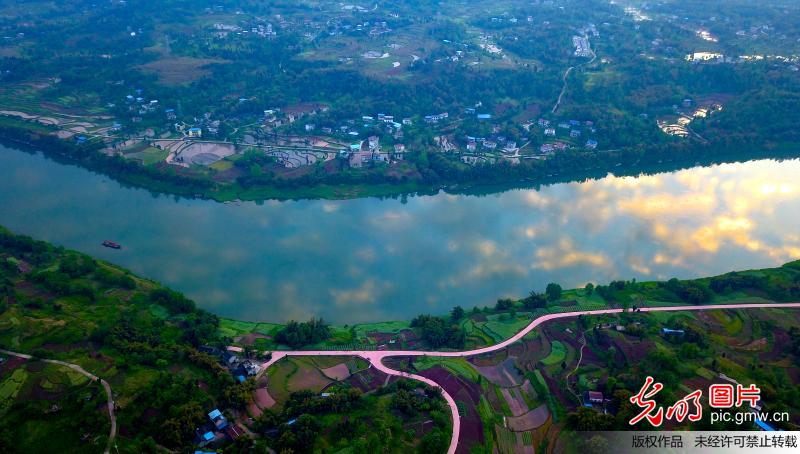 四川华蓥贫困村变身“渠江画廊”