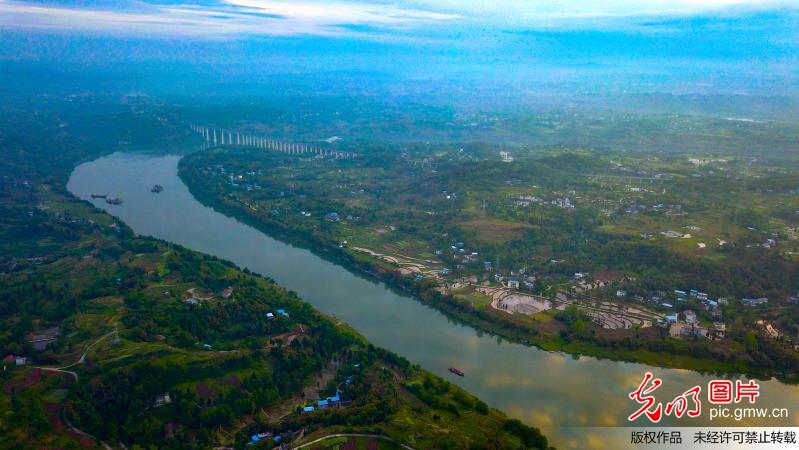 四川华蓥贫困村变身“渠江画廊”