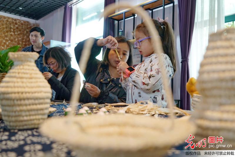 浙江嘉兴：非遗草编“赶春会”