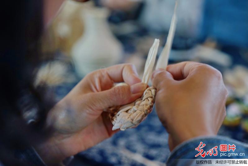 浙江嘉兴：非遗草编“赶春会”