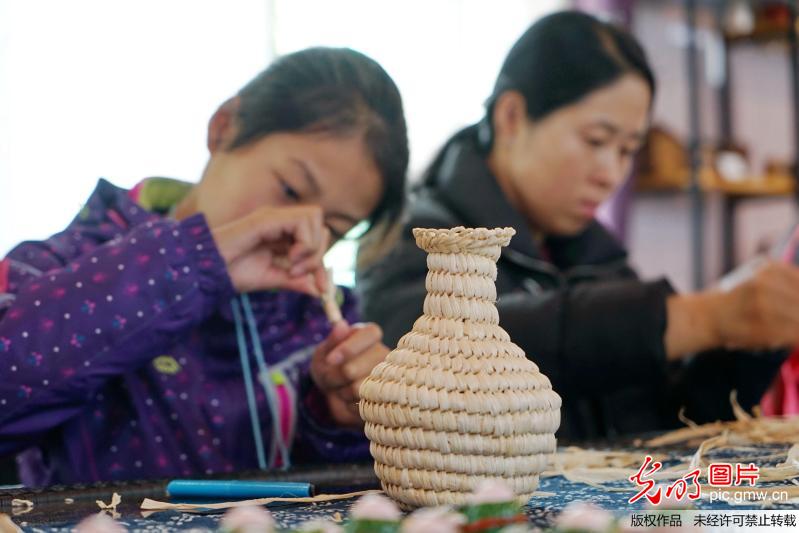 浙江嘉兴：非遗草编“赶春会”